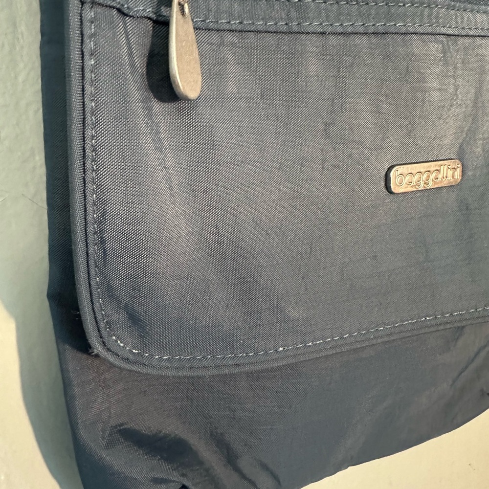 Baggallini medium sized blue gray crossbody bag, EUC - Picture 2 of 8